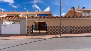 Casa adossada  Av tomas martinez domenech. Esta encantadora casa adosada de tres dormitorios está idealment
