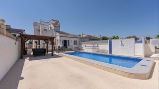 Casa en Zona Carrefour - Urbanizaciones. Esta encantadora villa independiente de dos y tres dormitorios e