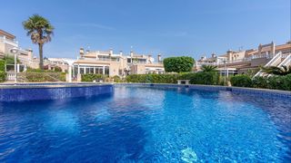Pis a Playa Flamenca. Este impresionante apartamento de dos habitaciones en la planta