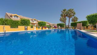 Casa adossada a Lomas de Cabo Roig - Los Dolses. Esta atractiva vivienda adosada de tres dormitorios y dos baños