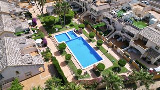 Casa adossada a Lomas de Cabo Roig - Los Dolses. Esta atractiva vivienda adosada de tres dormitorios y dos baños