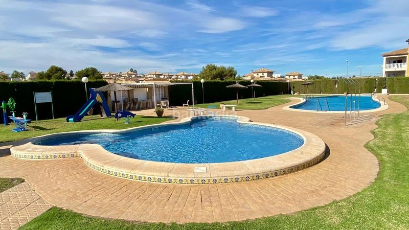 Foto c06d8115-a78d-423c-be43-0decbda05484. Casa amb piscina a Villamartín-Las Filipinas Orihuela