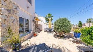 Pis a San Miguel de Salinas. Este impresionante apartamento de la planta baja, dos dormitorio