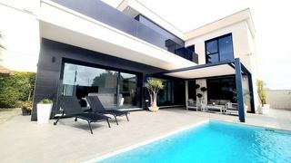 Casa en Santiago de La Ribera. Villa espaciosa y bellamente presentada en una zona exclusiva y
