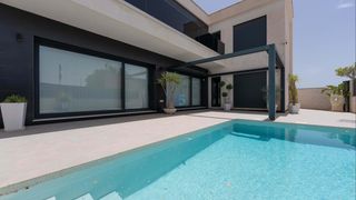 Haus in Santiago de La Ribera. Villa espaciosa y bellamente presentada en una zona exclusiva y