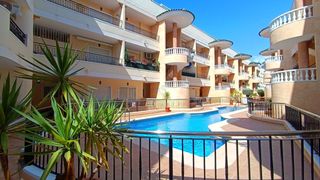 Flat in Jacarilla. Impresionante ático de 2 dormitorios y 2 baños con solárium priv