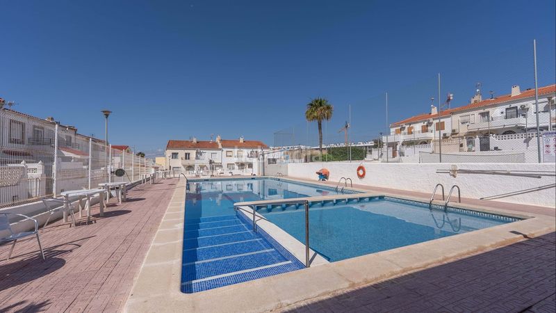 Foto ad8930e4-e00e-46ae-a9e6-3df6fa11794a. Pis amb piscina a Torreblanca Torrevieja