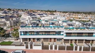 Casa a schiera in Los Balcones-Los Altos. Esta impresionante y contemporánea casa adosada en los balcones