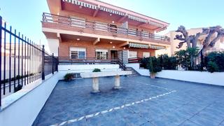Appartement  Calle pintor rivera. 5 real estate presenta este apartamento en planta baja de 4 dorm