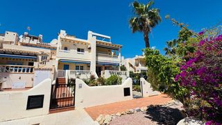 Casa adossada a Lomas de Campoamor - Las Ramblas. Esta casa adosada, bellamente presentada y completamente amuebla