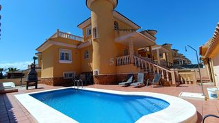 House in Algorfa. Fantástica villa de 5 habitaciones con piscina privada en una pa