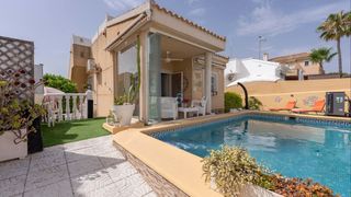 Casa a El Pinar de Campoverde. Fantástica villa independiente de 2 dormitorios y 1 baño con pis