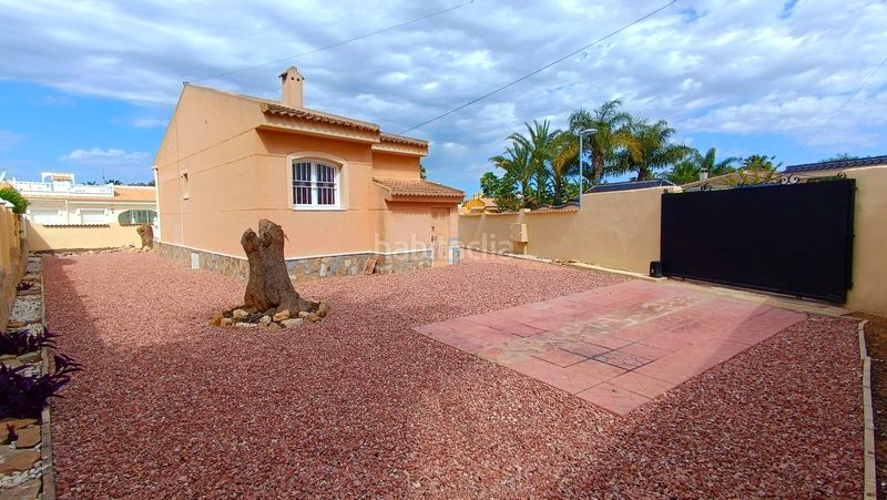 Foto b4f150fd-43e4-4d51-a2a8-9577bece3913. Casa amb piscina a Benijófar