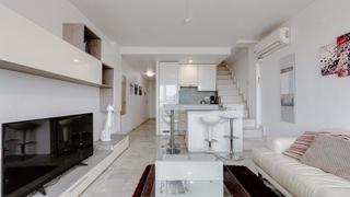 Dúplex  Calle aquiles. 5 real estate se complace en ofrecer este ático dúplex renovado