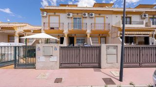 Reihenhaus in Daya Nueva. Magnífica casa adosada de dos dormitorios orientada al sur con s