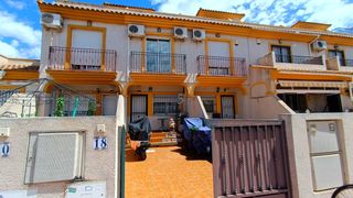 Maison jumelée à Daya Nueva. Magnífica casa adosada de dos dormitorios orientada al sur con s