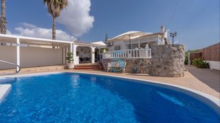 Maison à Zona Carrefour - Urbanizaciones. Esta preciosa villa de tres dormitorios y tres baños, orientada