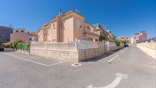 Semi detached house in Playa Flamenca. Esta preciosa casa adosada de tres dormitorios y dos baños está