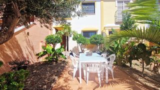 Casa adossada a Roda. Casa adosada bien presentada con piscina comunitaria, jardín pri