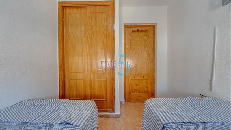 Foto af2f306c-8cbe-4f19-bc9d-96e1d206c3ff. Casa amb piscina a La Florida Orihuela