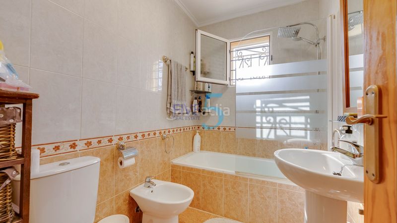 Foto cc401265-76af-4b11-a768-2133f49476f8. Casa amb piscina a La Florida Orihuela