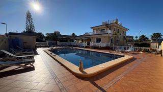 Maison  Calle levant. Esta impresionante villa de seis dormitorios y seis baños en los