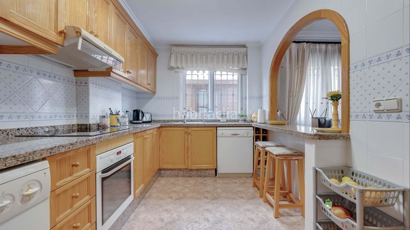 Foto 0013d0b0-26b6-4dc0-b870-85ca22c20d05. Casa adosada esta fabulosa casa cuádruple completamente amueblada de dos dormitorios y dos baños está situada en la popular zona de la zenia, c en Orihuela