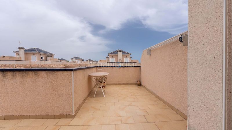 Foto 1a63b4e1-e577-43f3-87e1-8f4e051680ae. Casa adosada esta fabulosa casa cuádruple completamente amueblada de dos dormitorios y dos baños está situada en la popular zona de la zenia, c en Orihuela