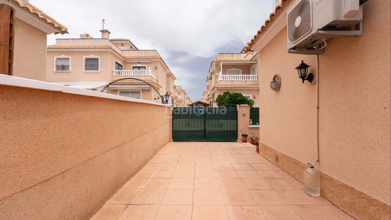 Foto 1bae1538-b2aa-4fe3-a129-9eb92214ead7. Casa adosada esta fabulosa casa cuádruple completamente amueblada de dos dormitorios y dos baños está situada en la popular zona de la zenia, c en Orihuela