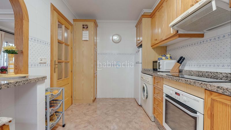 Foto 1e5e01ed-8f4b-488a-a680-3e1a9c89a5d2. Casa adosada esta fabulosa casa cuádruple completamente amueblada de dos dormitorios y dos baños está situada en la popular zona de la zenia, c en Orihuela