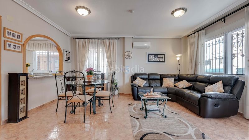 Foto 281d8dba-8e20-43e3-a7f9-bc0a3f0961a2. Casa adosada esta fabulosa casa cuádruple completamente amueblada de dos dormitorios y dos baños está situada en la popular zona de la zenia, c en Orihuela