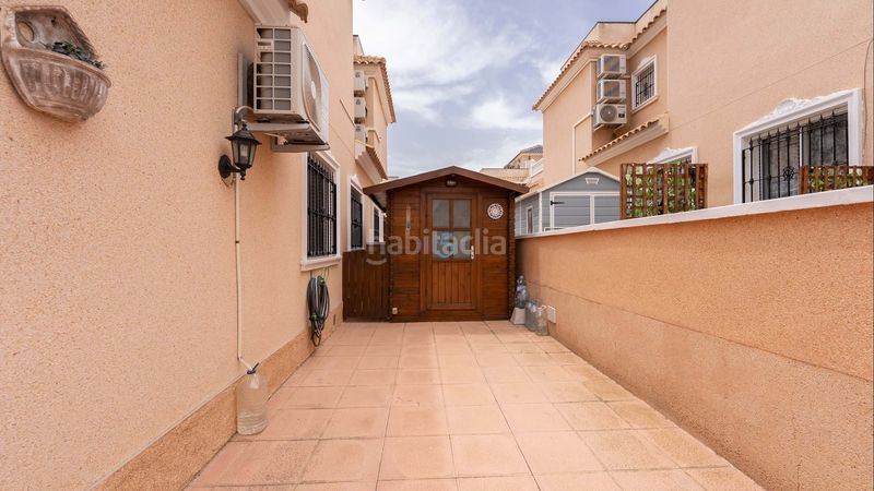Foto 2b283bca-19ad-4d6f-88fe-609632aebacf. Casa adosada esta fabulosa casa cuádruple completamente amueblada de dos dormitorios y dos baños está situada en la popular zona de la zenia, c en Orihuela