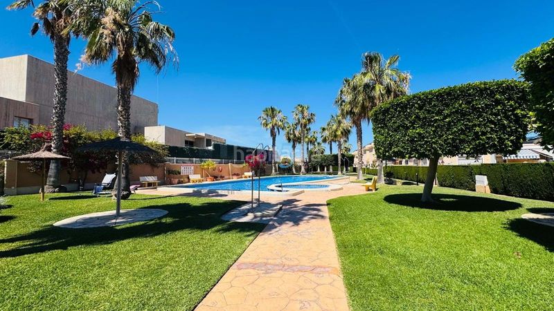 Foto 3e71e66b-392d-46aa-b1aa-eb11cd8b3858. Casa adosada esta fabulosa casa cuádruple completamente amueblada de dos dormitorios y dos baños está situada en la popular zona de la zenia, c en Orihuela