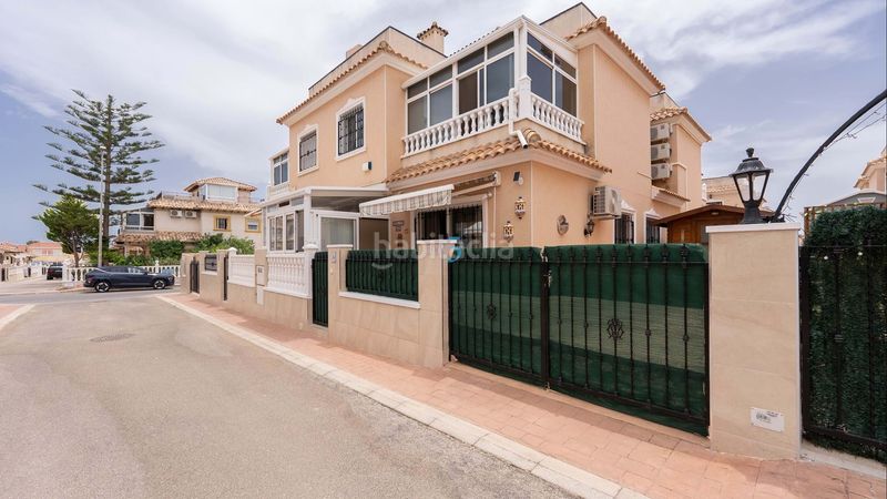 Foto 498767f2-494f-4a1e-999f-ab0f4fc2518d. Casa adosada esta fabulosa casa cuádruple completamente amueblada de dos dormitorios y dos baños está situada en la popular zona de la zenia, c en Orihuela