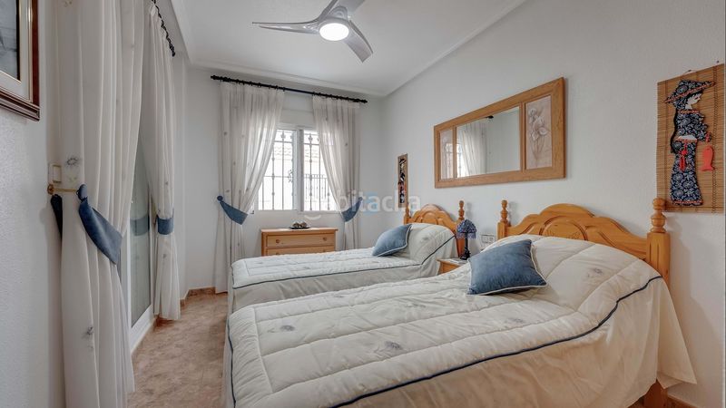Foto 55f7d1c2-d5f0-4126-863e-8ca20f22f754. Casa adosada esta fabulosa casa cuádruple completamente amueblada de dos dormitorios y dos baños está situada en la popular zona de la zenia, c en Orihuela