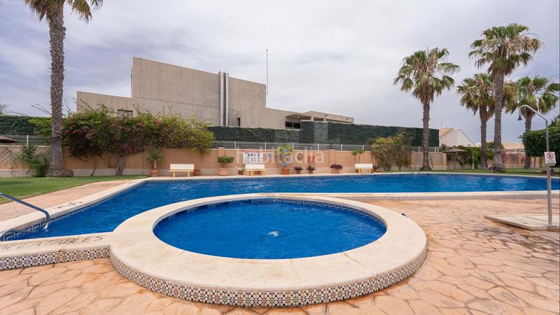 Foto 73ea3856-d31b-48a4-a1fc-cc1920752348. Casa adosada esta fabulosa casa cuádruple completamente amueblada de dos dormitorios y dos baños está situada en la popular zona de la zenia, c en Orihuela
