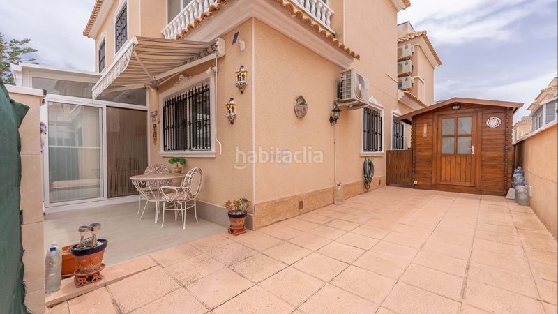 Foto 8046fde5-cca2-4712-b6b5-15b35442f8ae. Casa adosada esta fabulosa casa cuádruple completamente amueblada de dos dormitorios y dos baños está situada en la popular zona de la zenia, c en Orihuela