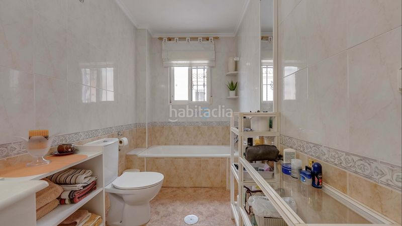 Foto 836747b9-5bf8-489a-a3f2-93768d440002. Casa adosada esta fabulosa casa cuádruple completamente amueblada de dos dormitorios y dos baños está situada en la popular zona de la zenia, c en Orihuela