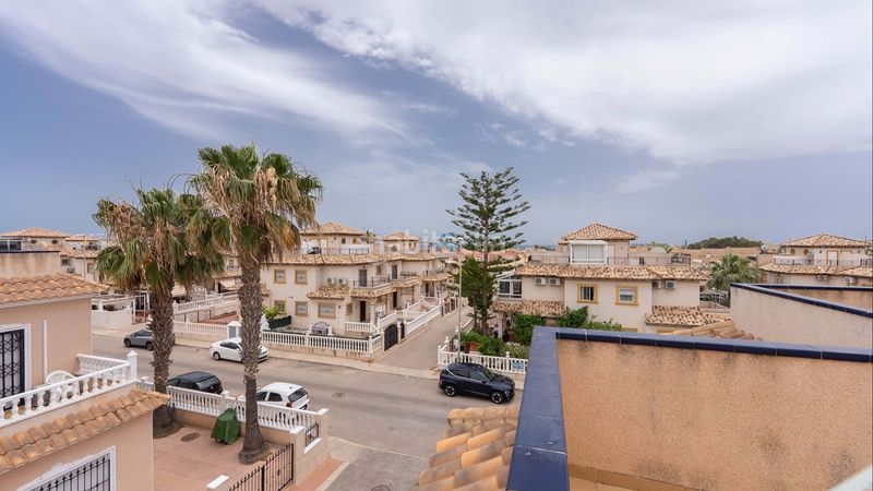 Foto bfed8cc2-d331-4b37-8655-7045d4a5523b. Casa adosada esta fabulosa casa cuádruple completamente amueblada de dos dormitorios y dos baños está situada en la popular zona de la zenia, c en Orihuela