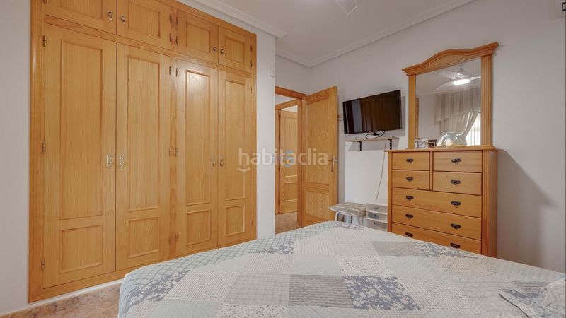 Foto e37ab585-f15d-4a9d-9c04-cf7927405dc7. Casa adosada esta fabulosa casa cuádruple completamente amueblada de dos dormitorios y dos baños está situada en la popular zona de la zenia, c en Orihuela