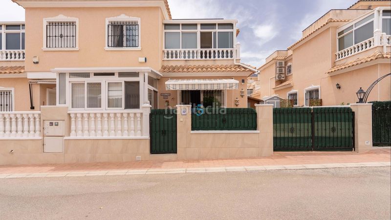 Foto f03f802c-6fd6-4b94-bd68-c80aa29e697f. Casa adosada esta fabulosa casa cuádruple completamente amueblada de dos dormitorios y dos baños está situada en la popular zona de la zenia, c en Orihuela