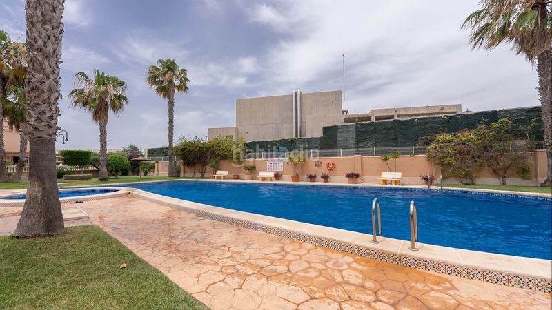 Foto fb6d2ca2-4caa-4e59-81ac-90351446d6df. Casa adosada esta fabulosa casa cuádruple completamente amueblada de dos dormitorios y dos baños está situada en la popular zona de la zenia, c en Orihuela