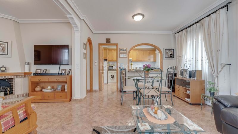 Foto fda78c8a-395b-4c50-848d-b11c5a4b6e27. Casa adosada esta fabulosa casa cuádruple completamente amueblada de dos dormitorios y dos baños está situada en la popular zona de la zenia, c en Orihuela