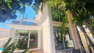 Casa a Centro. Villa elegante con piscina privada, terrazas y jardín, idealment