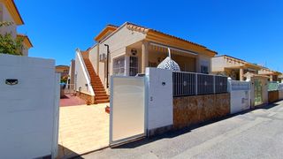 Maison à Algorfa. Fantástica villa independiente de 3 dormitorios con gran base y