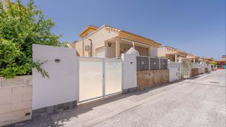 Haus in Algorfa. Fantástica villa independiente de 3 dormitorios con gran base y