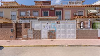 Maison à Zona Carrefour - Urbanizaciones. Bungalow brillante de tres baños, dos baños, en torrevieja con o