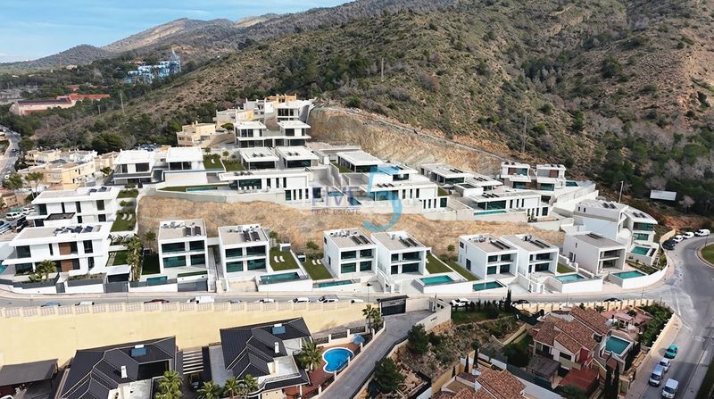 Foto 4a382435-f99d-4cfe-b54b-ffa588133687. Casa a Sierra Helada Benidorm