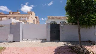 Casa a Jerónimo y Avileses. Espaciosa villa independiente de 2 dormitorios y 2 baños, situad