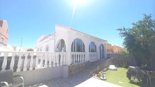 Casa en Jerónimo y Avileses. Espaciosa villa independiente de 2 dormitorios y 2 baños, situad